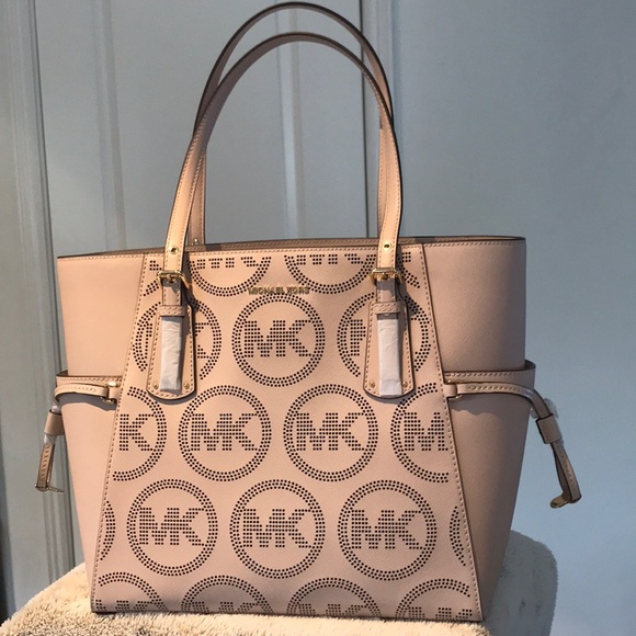Michael Kors Handbags - Michael Kors Voyager bag in soft pink 💕💞